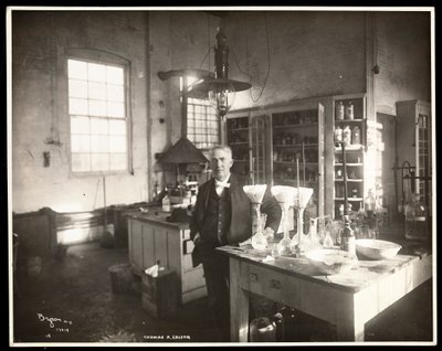 Thomas Edison in seinem Labor, 1920 von Byron Company